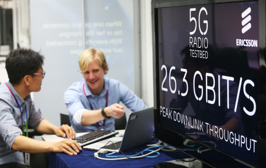 12일 오전 경기도 안양시 에릭슨엘지 안양연구소에서 관계자들이 5세대(5G) 무선 통신장비 시제품을 국내 첫 시연하고 있다. 에릭슨엘지는 'MU-MIMO'를 기반으로 한 빔트래킹 기술로 초기 LTE보다 약 350배 빠른 26Gbps 속도를 냈다.